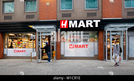 H Mart, 35 Third Ave, New York, New York, NY. Negozio esterno di un negozio di alimentari asiatico nel quartiere di East Village di Manhattan. Foto Stock