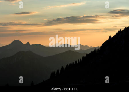 Tramonto panorama di montagna vista dal monte Rotwand in Baviera, Germania Foto Stock