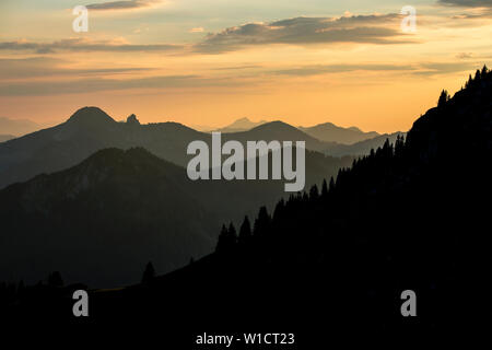 Tramonto panorama di montagna vista dal monte Rotwand in Baviera, Germania Foto Stock