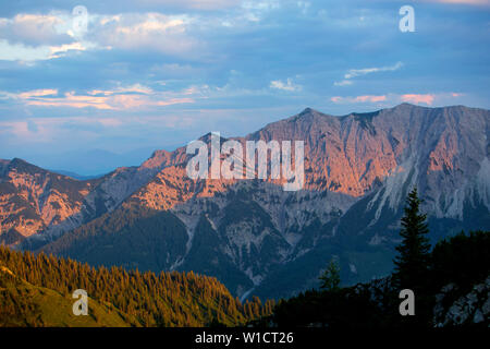 Tramonto panorama di montagna vista dal monte Rotwand in Baviera, Germania Foto Stock