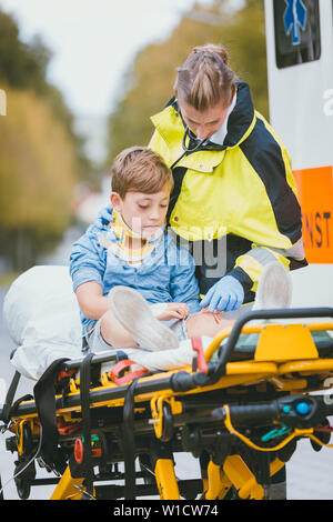 Medico di emergenza dare ossigeno alla vittima di incidente Foto Stock