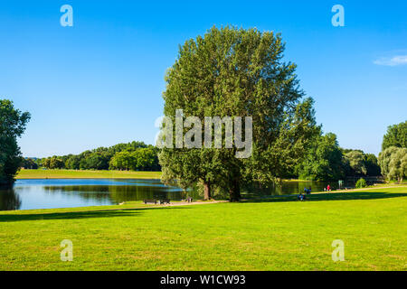 Divertimenti Rheinaue o parco Rheinaue Freizeitpark è un parco pubblico nella città di Bonn, Germania Foto Stock