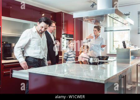 Expert spiegando nuova cucina di famiglia in cerca di un Foto Stock