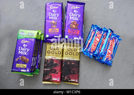 Close up di Cadbury cioccolatini isolato Foto Stock