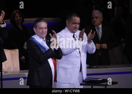 Città di Panama. 2 Luglio, 2019. Panama è di nuovo presidente Laurentino Cortizo (L) applaude durante la sua cerimonia di inaugurazione in Panama City, Panama, il 1 luglio 2019. Laurentino Cortizo ha prestato giuramento come Panama è di nuovo presidente il lunedì. Credito: Xinhua/Alamy Live News Foto Stock