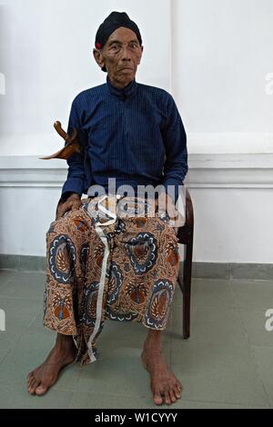 Abdi Dalem in Yogyakarta Palace. Abdi Dalem sono persone che dedicano i loro servizi a re. Foto Stock