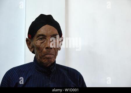 Ritratto di Abdi Dalem in Yogyakarta Palace. Abdi Dalem sono persone che dedicano i loro servizi a re. Foto Stock