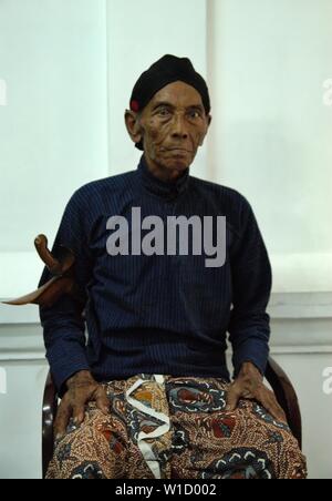 Abdi Dalem in Yogyakarta Palace. Abdi Dalem sono persone che dedicano i loro servizi a re. Foto Stock