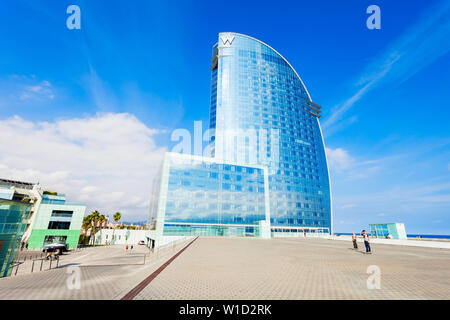 Barcellona, Spagna - Ottobre 02, 2017: W Barcelona o Hotel Vela progettato da Ricardo Bofill è situato nel quartiere della Barceloneta di Barcellona in Catal Foto Stock