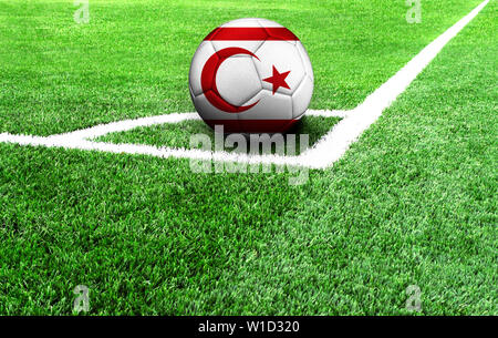 Pallone da calcio su un campo verde, bandiera della Repubblica Turca di Cipro del Nord Foto Stock