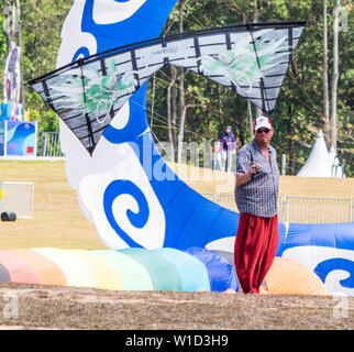 Pasir Gudang, Malesia - 3 Marzo 2019: Canadese kite flier Steve De Rooy battenti una linea quad kite su linee brevi al ventiquattresimo Pasir Gudang mondo Kite F Foto Stock