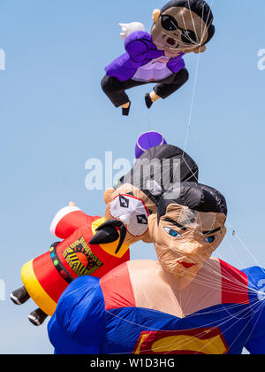 Pasir Gudang, Malesia - 3 Marzo 2019: Soft aquiloni raffigurante Superman, un antico re cinese e coreano artista Psy, volare al ventiquattresimo Pasir Gudang Foto Stock