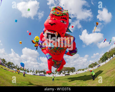 Pasir Gudang, Malesia - 1 Marzo 2019: Soft kite in Indonesiano tradizionale Balinese stile indù battenti al ventiquattresimo Pasir Gudang mondo Kite Festival w Foto Stock