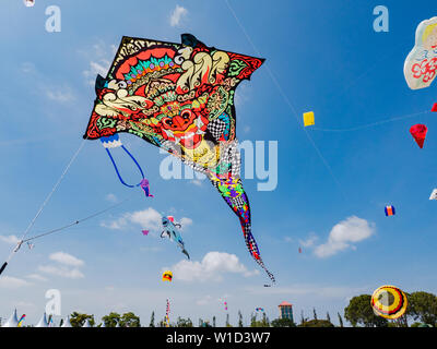 Pasir Gudang, Malesia - 1 Marzo 2019: Kite in Indonesiano tradizionale Balinese stile indù battenti al ventiquattresimo Pasir Gudang mondo Kite Festival con p Foto Stock