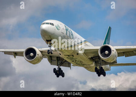 AP-BGK PIA Pakistan International Airlines Boeing 777-200 Foto Stock