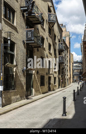 Shad Thames è una storica riverside street vicino al Tower Bridge in direzione Bermondsey e è anche un nome informale per la zona circostante a Londra Foto Stock