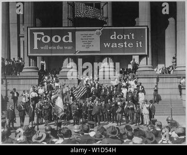 Legione Straniera, quarto prestito Liberty Drive, New Orleans, Louisiana., 10/02/1918 Mostra gruppo nella parte anteriore del City Hall di New Orleans. Il Municipio è un banner di lettura di cibo sarà vincere la guerra - non lo rifiuti. L uomo al centro tenendo una bandiera degli Stati Uniti è New Orleans Sindaco Martin Behrman.; Note Generali: Utilizzo di guerra e di conflitto numero 567 quando si ordina una riproduzione o la richiesta di informazioni su questa immagine. Foto Stock