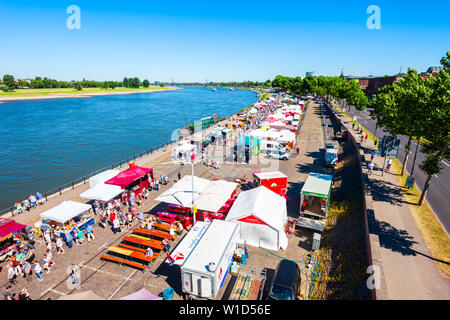 DUSSELDORF, Germania - Luglio 01, 2018: Weekend mercato alimentare nella città di Dusseldorf in Germania Foto Stock