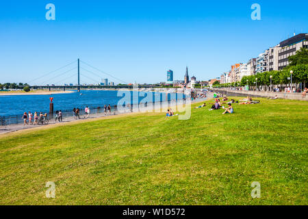 DUSSELDORF, Germania - Luglio 01, 2018: Reno e la città vecchia città vecchia di Dusseldorf, Germania Foto Stock