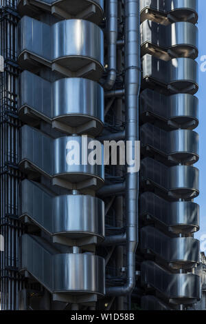 Il Lloyd building in Londra principale finalcial district, la città. Il palazzo è un esempio di leader di radicale Bowellism architettura. Foto Stock