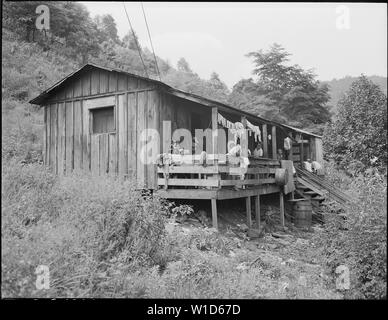 Quattro camere casa del sig. e della sig.ra Lawson Mayo e i loro dieci figli. Il sig. Mayo ha lavorato per la società per un periodo di nove anni prima di essere disattivata con la silicosi Gen 25, 1946. Essi hanno vissuto in questa casa per il quale essi pagare $6.50 mensile per quattro anni. Non fumogeno Mullens Coal Company, Mullens miniera, Harmco, Wyoming County, West Virginia. Foto Stock