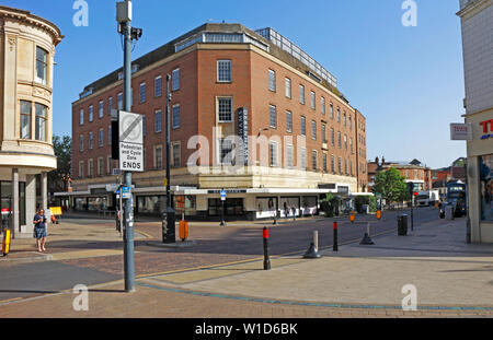 Una vista del negozio Debenhams nel centro città di Norwich, Norfolk, Inghilterra, Regno Unito, Europa. Foto Stock