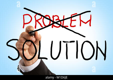 Uomo di attraversamento problema rosso il testo su schermo invisibile con soluzione scrivendo sotto avente sfondo blu Foto Stock