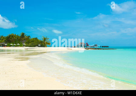 Atollo Sud, Dhidhoofinolhu, Maldive - 04 Luglio 2017: aliscafi nelle limpide acque turchesi dell'Oceano Indiano nei pressi delle isole tropicali, Maldi Foto Stock