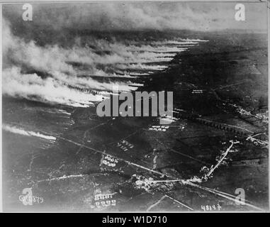 Soldati francesi usando il fuoco liquido a buon vantaggio in linea anteriore trincee in Francia., 1918 - 1919; Note Generali: Utilizzo di guerra e di conflitto numero 641 quando si ordina una riproduzione o la richiesta di informazioni su questa immagine. Foto Stock