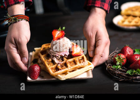 Lo chef serve freschi dessert waffle close up Foto Stock