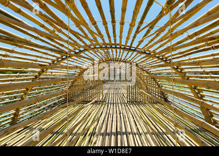 Il bambù in tunnel di artigianato Baan Ton Tan, Song Phi Nong District, Provincia di Suphanburi, Thailandia. Foto Stock