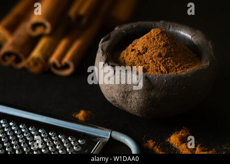 Bastoncini di cannella con anice stellato e chiodi di garofano. Foto Stock