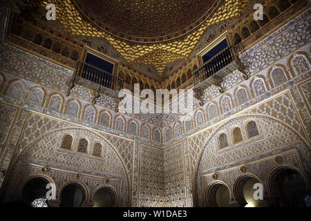 Spagna. Siviglia. Royal Alcazars. La sala degli ambasciatori. Stile mudéjar. Il XIV secolo. Foto Stock