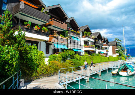 Case in harbour marina a Spiez sul Thunersee (Thuner vedere), il lago di Thun con barche. Il cantone di Berna, Svizzera. Foto Stock