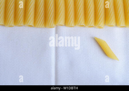 Bella cornice di materie maccheroni, tipica pasta italiana chiamato maccheroni con una penna, concept per il cibo italiano o della cucina italiana, grande sala di testo Foto Stock