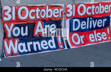 Londra, Regno Unito. Il 2 luglio 2019. Brexit banner di protesta al di fuori del Parlamento Credit Ian Davidson/Alamy Live News Foto Stock