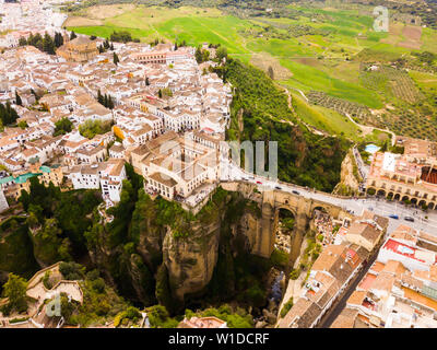 Vista aerea della città antica di Ronda si trova su due bordi della gola con fiume Guadalevin, Andalusia, Spagna Foto Stock