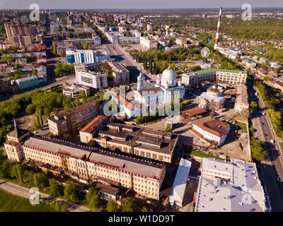 Panoramica vista aerea della città di Kursk con edifici e paesaggio, Russia Foto Stock
