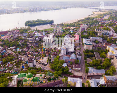 Paesaggio panoramico con la città russa di Voronezh e fiume Voronezh nella giornata di primavera Foto Stock