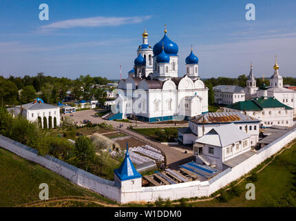 Scenic primavera paesaggio affacciato femmina monastero ortodosso nel villaggio di Bogolyubovo, distretto di Suzdal, Russia Foto Stock