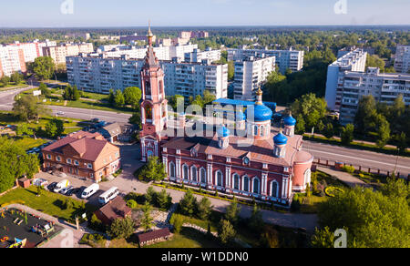 Vista pittoresca da fuco di Orekhovo-Zuyevo paesaggio urbano moderno con Cattedrale ortodossa della Natività della Beata Vergine, Russia Foto Stock