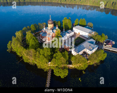 Pittoresca veduta aerea di Pokrovsky Santo Vvedensky isola hermitage - ortodosso monastero femminile sull isola sul lago Vvedensky, Russia Foto Stock