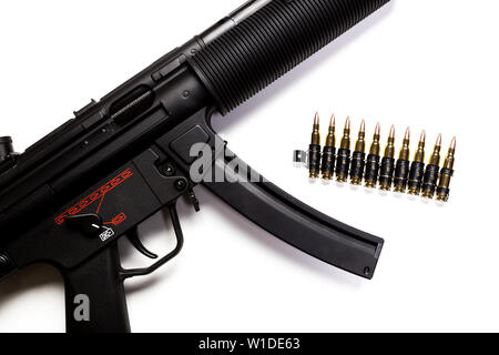 Mitragliatore MP5 con silenziatore isolato Foto Stock