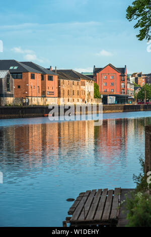 Exeter Quay o Quayside in inizio di mattina di luce. Devon, Inghilterra, Regno Unito. Foto Stock