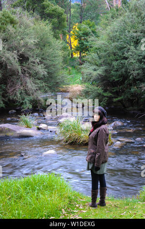 Tourist sulle rive della giovane Fiume Yarra nella parte superiore raggiunge la Valle di Yarra nel paese Victoria in Australia. Foto Stock