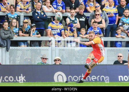 Il 30 giugno 2019 , Smeraldo Headingley Stadium, Inghilterra; Betfred Super League, rotondo 20, Leeds Rhinos vs Catalans Dragons ; Sam Tomkins (29) di Catalani Dragons converte Credito: Mark Cosgrove/news immagini Foto Stock