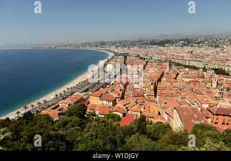 Vista della spiaggia e il lungomare di Nizza, Francia Foto Stock