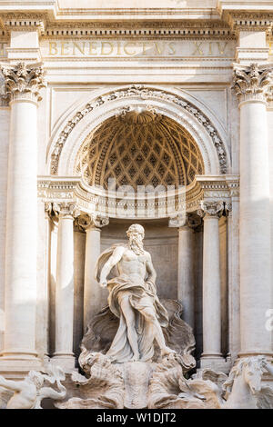 Dettaglio statua di Oceanus in piedi sotto un arco trionfale, Fontana di Trevi (Fontana di Trevi a Roma, Italia. Foto Stock