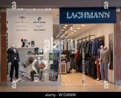 Gyor Ungheria 05 07 2019 un giovane acquirente cercando vestiti in un negozio di lachmann Foto Stock