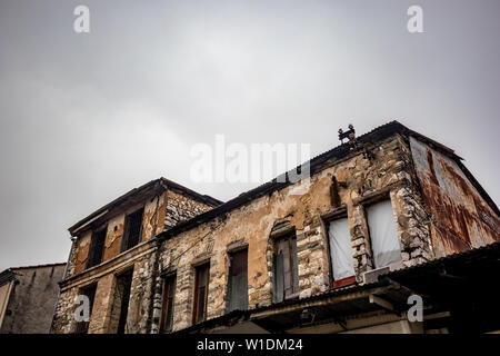 Il Greco antico edificio industriale in costruzione con mattoni visibile, centro di Ioannina, Grecia. Moody nebbiosa mattina di primavera, nessun popolo Foto Stock